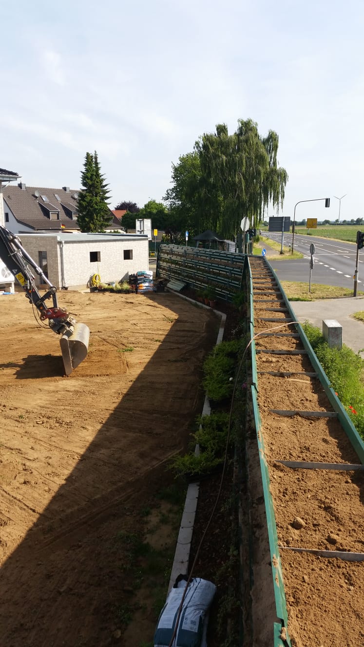 Hausbau Nadine, Max &amp; Alex Erdhügel im Garten verteilt