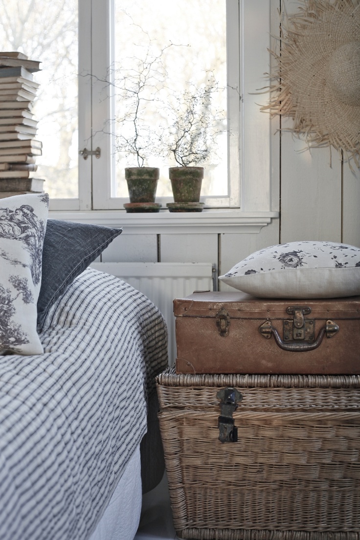 плетеные сундуки в интерьере