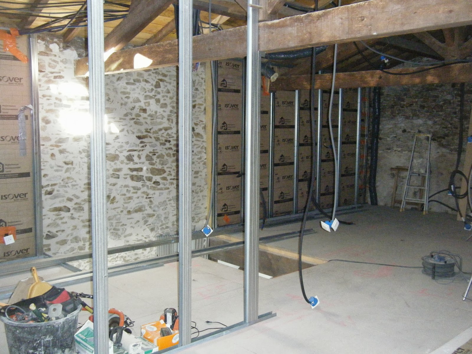 La grange de la Boisselière Isolation à l'étage et fixation des rails