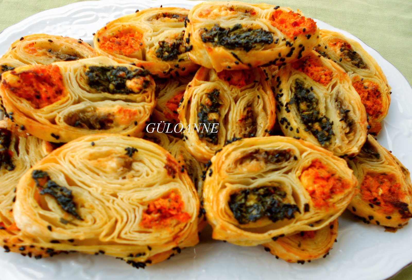 ÜÇ RENKLİ RULO BÖREK GÜLO ANNE MUTFAKTA