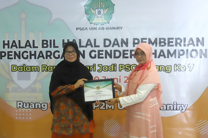 Rasyidah Received Gender Champion Award