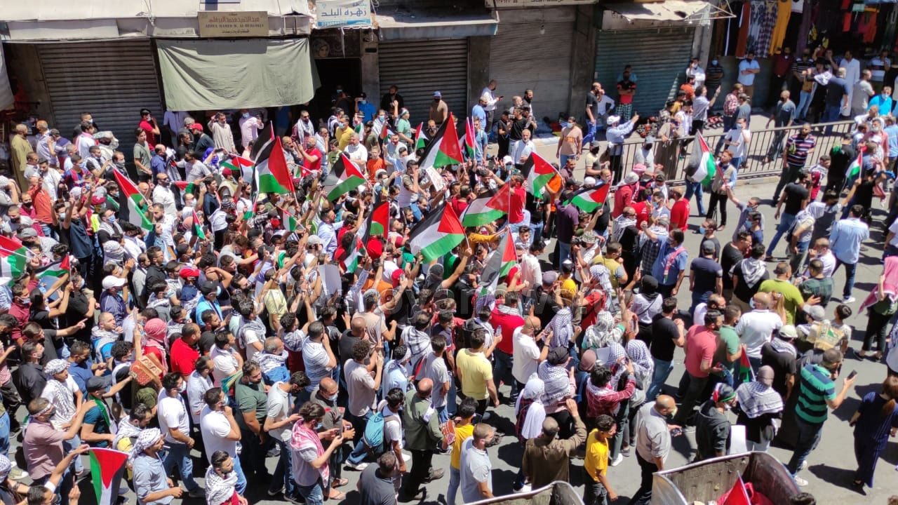 الأردنيونَ يزحفونَ إلى الحدودِ معَ فلسطين تنديدًا بعدوانِ الاحتلالِ الإسرائيلي