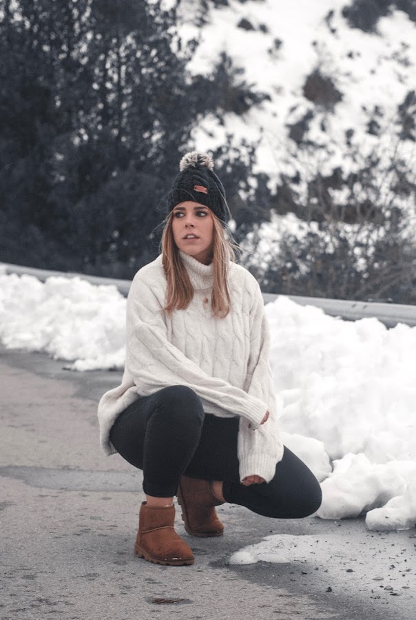 Outfit en la nieve con abrigo de borreguillo