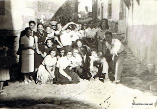 Grupo de gente celebrando una boda en Candelario Salamanca