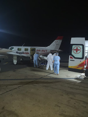 Paciente sendo transferido do interior do estado para capital, em UTI aérea