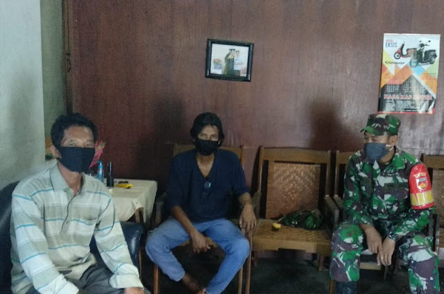 Babinsa Towangsan Koramil Gantiwarno Anjangsana Ke rumah Warga