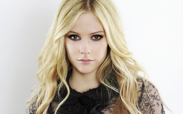 Avril Lavigne  Hot Photo Gallery
