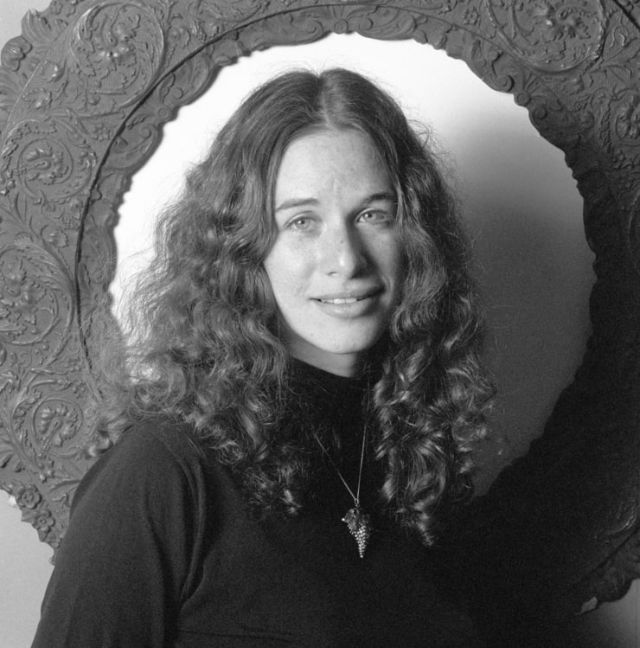 40 Portrait Photos of a Young Carole King From Between the 1950s and