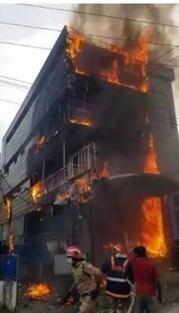 News, Kerala, State, Kochi, Fire, Massive Fire, Injured, Hospital, KSEB, Fire catches in Edappally lodge building