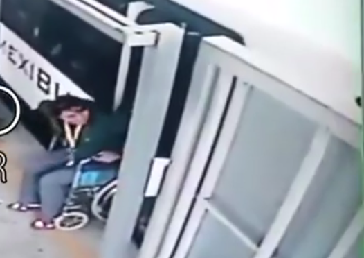 Mujer en silla de ruedas logra caminar y evita ser atropellada por mexibus (VIDEO) Mujer en silla de ruedas logra caminar y evita ser atropellada por mexibus (VIDEO)