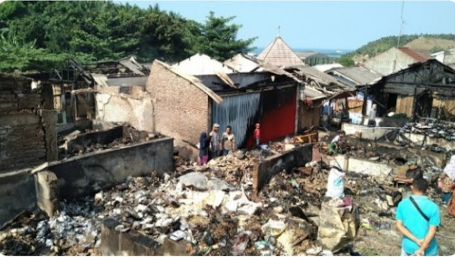 Pasca Terbakar, Para Pedagang Pasar Bakauheni Mengais Yang Tersisa