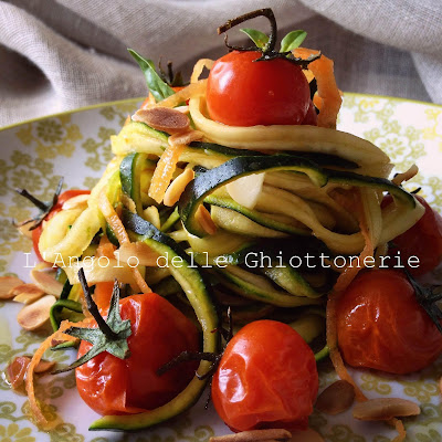 paglia e fieno veggie con pomodorini pachino arrostiti, mandorle tostate e basilico