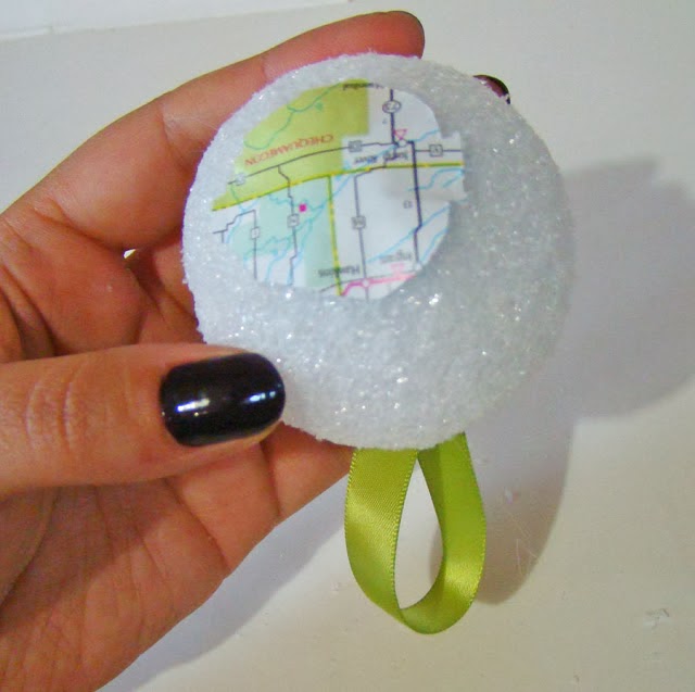 Bolas de navidad con materiales reciclados en Recicla Inventa