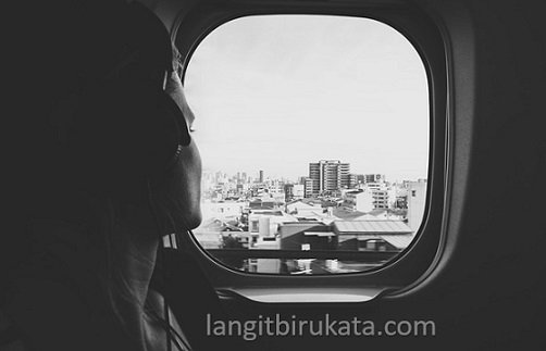 Lirik Location Unknown: Arti Kehadiran Cinta - langitbirukata.com