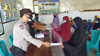 Bhabinkamtibmas Hadir Dan Kawal Ketat Penyaluran BLT DD Tahap III Agar Tepat Sasaran