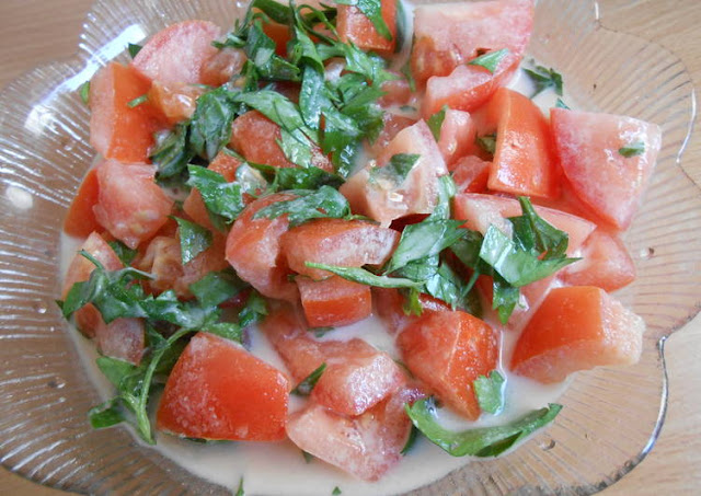 سلطة الطماطم بالطحينة سلطة الطماطم بالطحينة