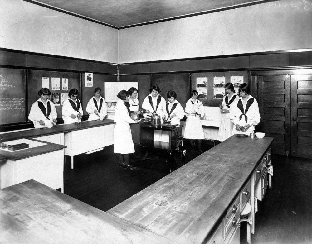 Fascinating Vintage Photos of Girls Attending Home Economics Classes 1920s 1930s - 48