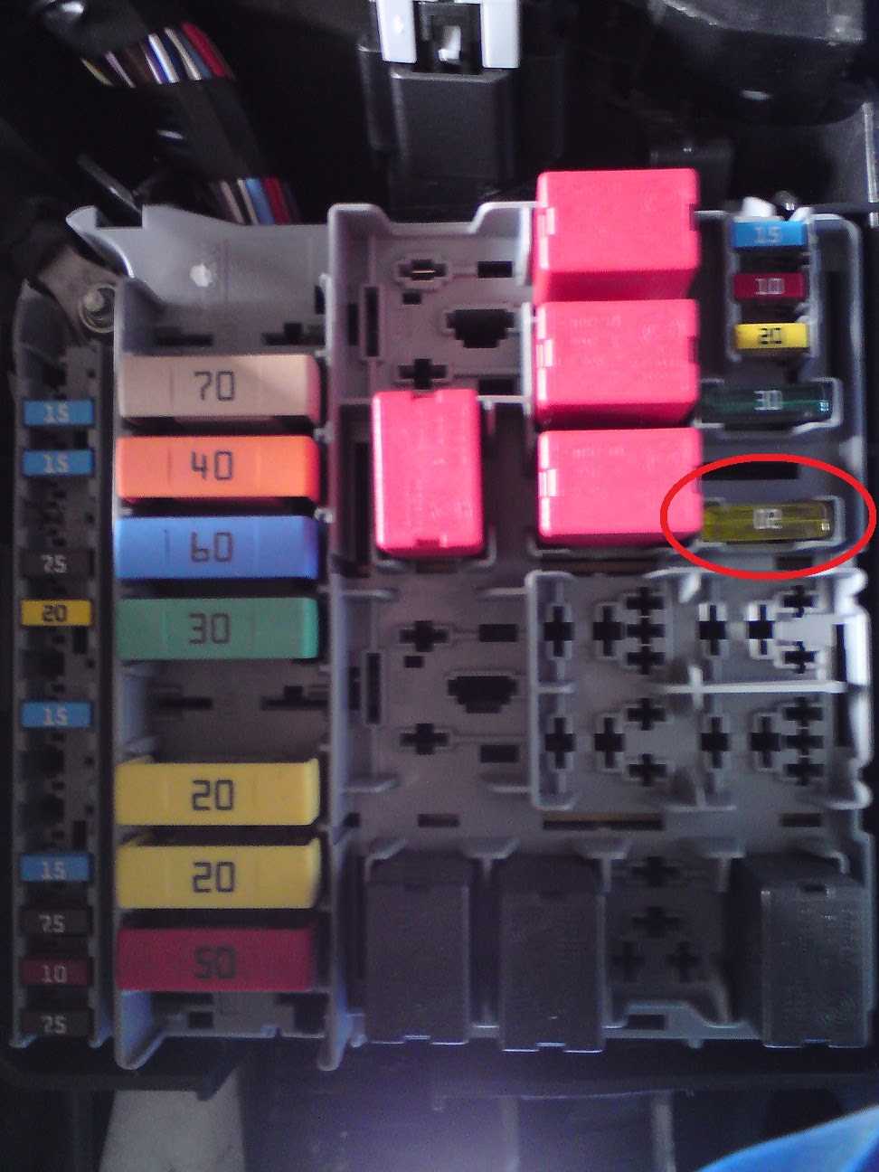 See the highlighted fuse in position F85 (Fuse box in the engine compartment )