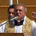 Roberto Fiore dona tessera ad honorem di Forza Nuova al prete anti migranti