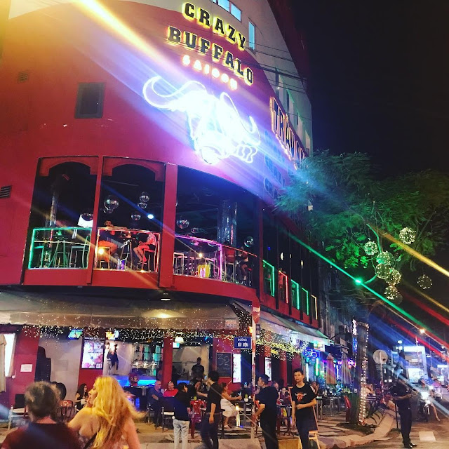 Before becoming the walking street, what attractive does Bui Vien 'west street ' see - eat - play rendezvous look like?