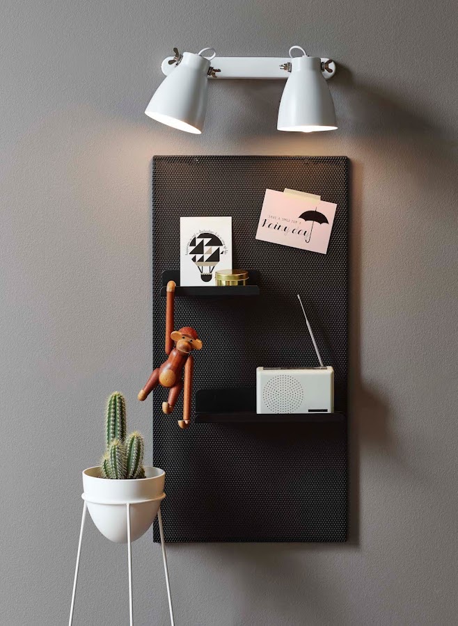 Focos de pared orientables sobre tablero de notas 