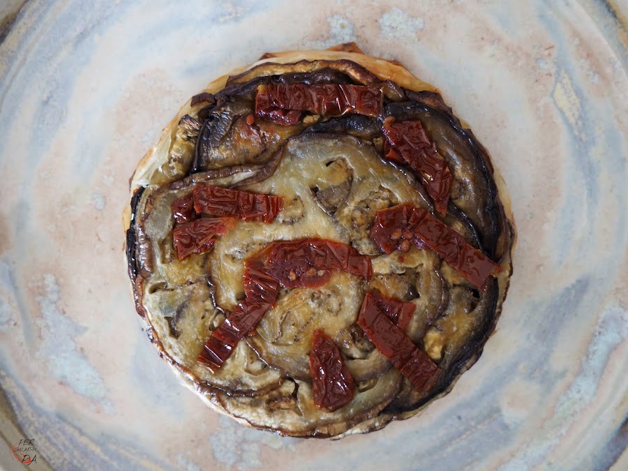 Tatin de berenjenas y tomates secos, con parmesano y crujiente masa filo