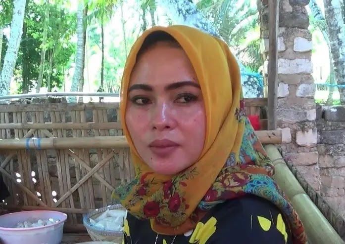 Viral Penjual Rujak Mirip Syahrini Di Sumenep Rujaknya 4 Jam Habis Terjual Tagar Berita