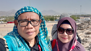 berkunjung ke jabal rahmah bukit kasih sayang di padang arafah umroh nurul sufitri travel lifestyle blogger alhijaz indowisata arab saudi review