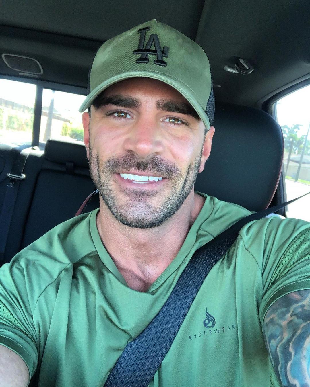 beautiful-manly-straight-daddy-parker-egerton-driving-car-smiling-selfie