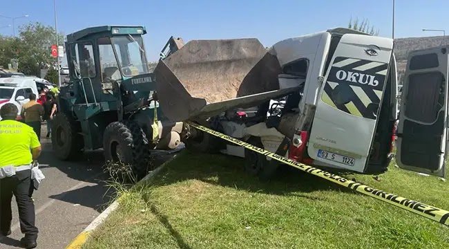 İş makinesi öğrenci servisini biçti: 13 yaralı