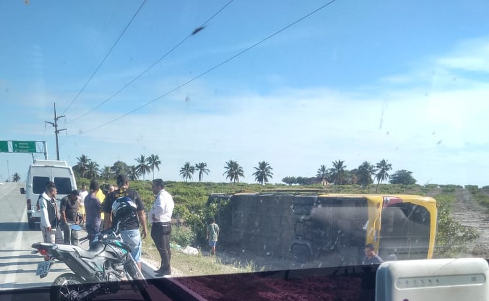 Viação Nordeste: Motorista perde o controle e tomba ônibus no Ceará 1 whatsapp image 2019 06 23 at 11.22.00