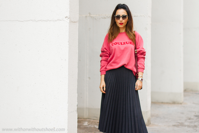 Tendencias Streetstyle La nueva forma de llevar la sudadera, con falda midi y botines Influencer blogger valencia con look urban chic comodo estiloso idea como combinar sudadera rosa y falda plisada