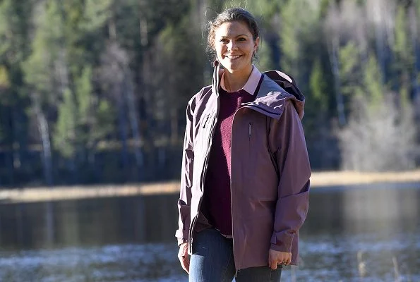 Swedish Crown Princess Victoria in Hälsingland today. Regional Governor, De 5 Stora Organization, students from Järvsö School and local people