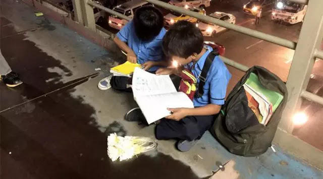 Demi Masa Depan, Dua Bocah Ini Rela Belajar di Trotoar Sambil Berjualan Bunga Demi Masa Depan, Dua Bocah Ini Rela Belajar di Trotoar Sambil Berjualan Bunga