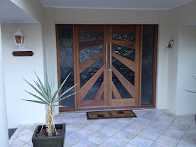 http://ruangrumahkita.blogspot.com/2013/07/model-pintu-minimalis-10-gambar.html