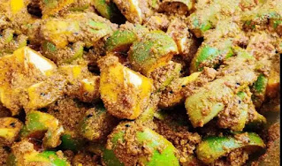 कच्चे आमों का छिलका उतार कर, कद्दूकस कर लें और उसमें चने, नमक और हल्दी डालकर, ढक कर रख दें। आम का अचार, आम का अचार बनाने की विधि