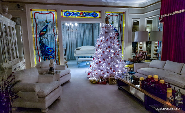 Graceland, a mansão de Elvis Presley, decorada para o Natal