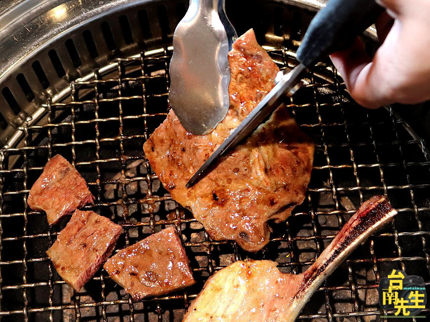 台南火烤兩吃吃到飽/帝王蟹+和牛吃飽吃滿/70多種海陸食材任你點/coldstone冰淇淋+鴨血豆腐+飲品無限享用/加價還有啤酒+調酒喝到飽/無煙炭烤不會全身油煙味