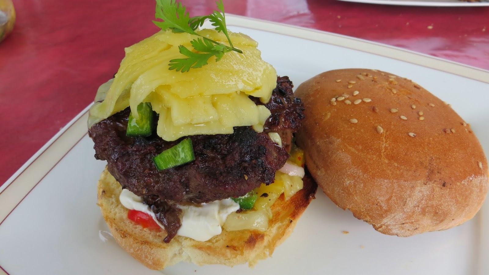 Meine kleine Welt: Scharfe Cheeseburger mit Salsa und Schmand
