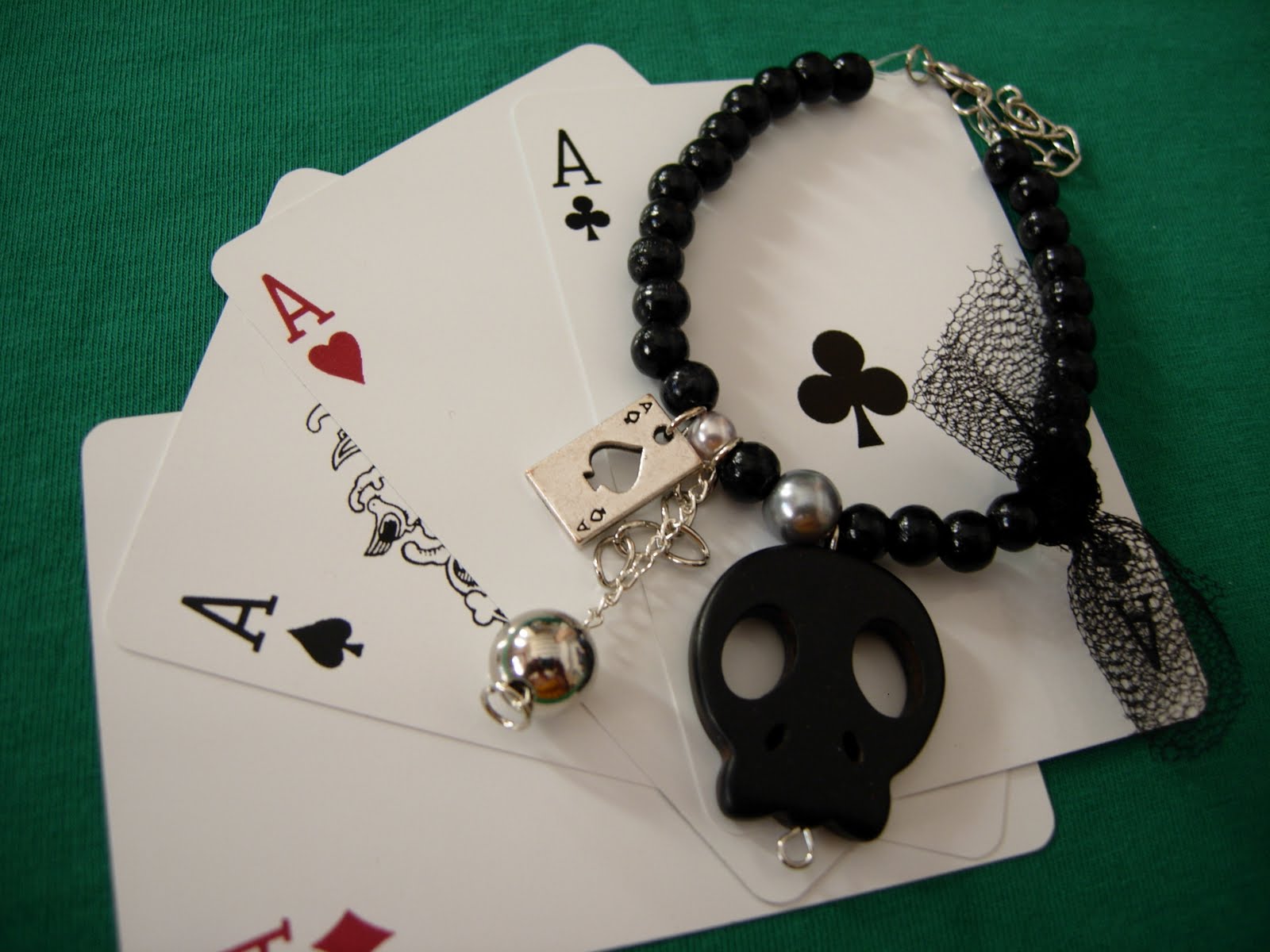 http://1.bp.blogspot.com/-2MbcZew2HYQ/TgmT1WgGF-I/AAAAAAAAAMA/T__hWFHEcrg/s1600/Ace+of+spades+bracelet.JPG
