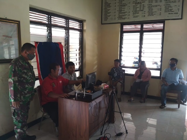 Babinsa Koramil Ceper Dampingi Perekaman E-KTP Di Kantor Kelurahan