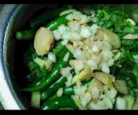 Garlic, ginger, green chili, mint, coriander and spinach in a mixing jar to make hariyali paste