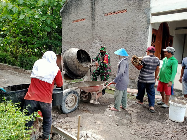 Atasi Kesulitan Rakyat, Babinsa Bantu Pengecoran Jalan Kampung