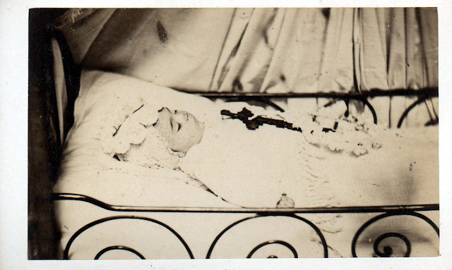 Fotografía post mortem de una niña en 1883.  F. Violette Nuits.  Ebay.