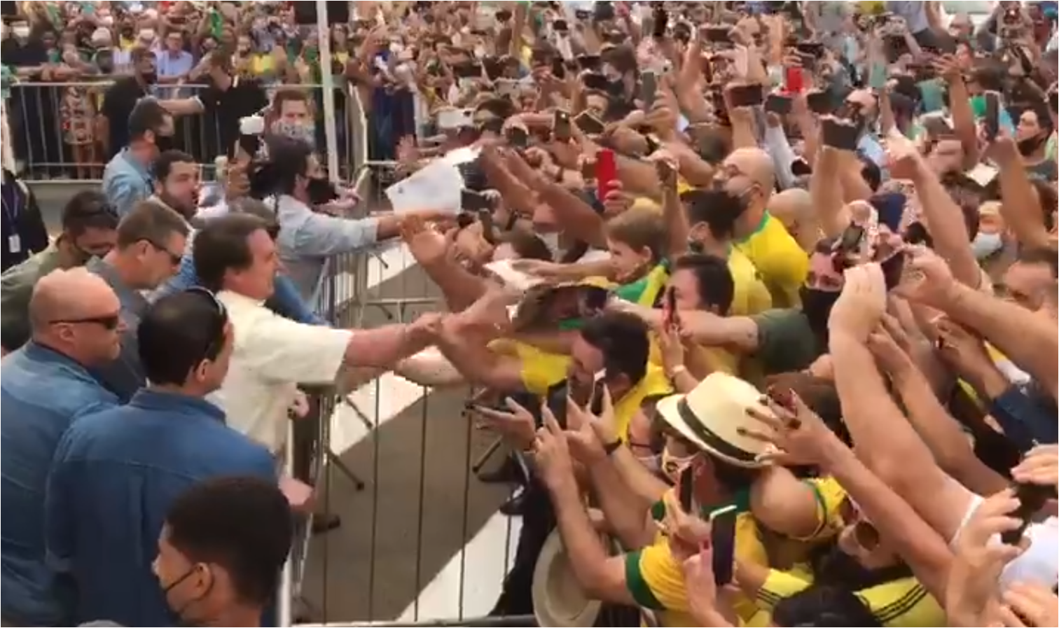 VÍDEO: Bolsonaro chega em Sorriso e é recebido aos gritos de "mito" pela população