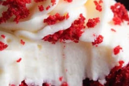 THE BEST RED VELVET CUPCAKES WITH CREAM CHEESE FROSTING