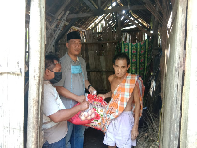 Berbagi ke Lansia, Komunitas Jumat Berbagi (KJB) dan DPC PWRI Lampura