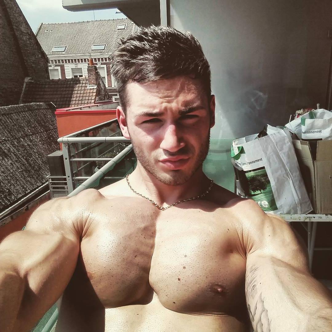 hungarian-european-hunk-bad-boy-shirtless-muscle-pecs-body-nicolas-gomez-selfie