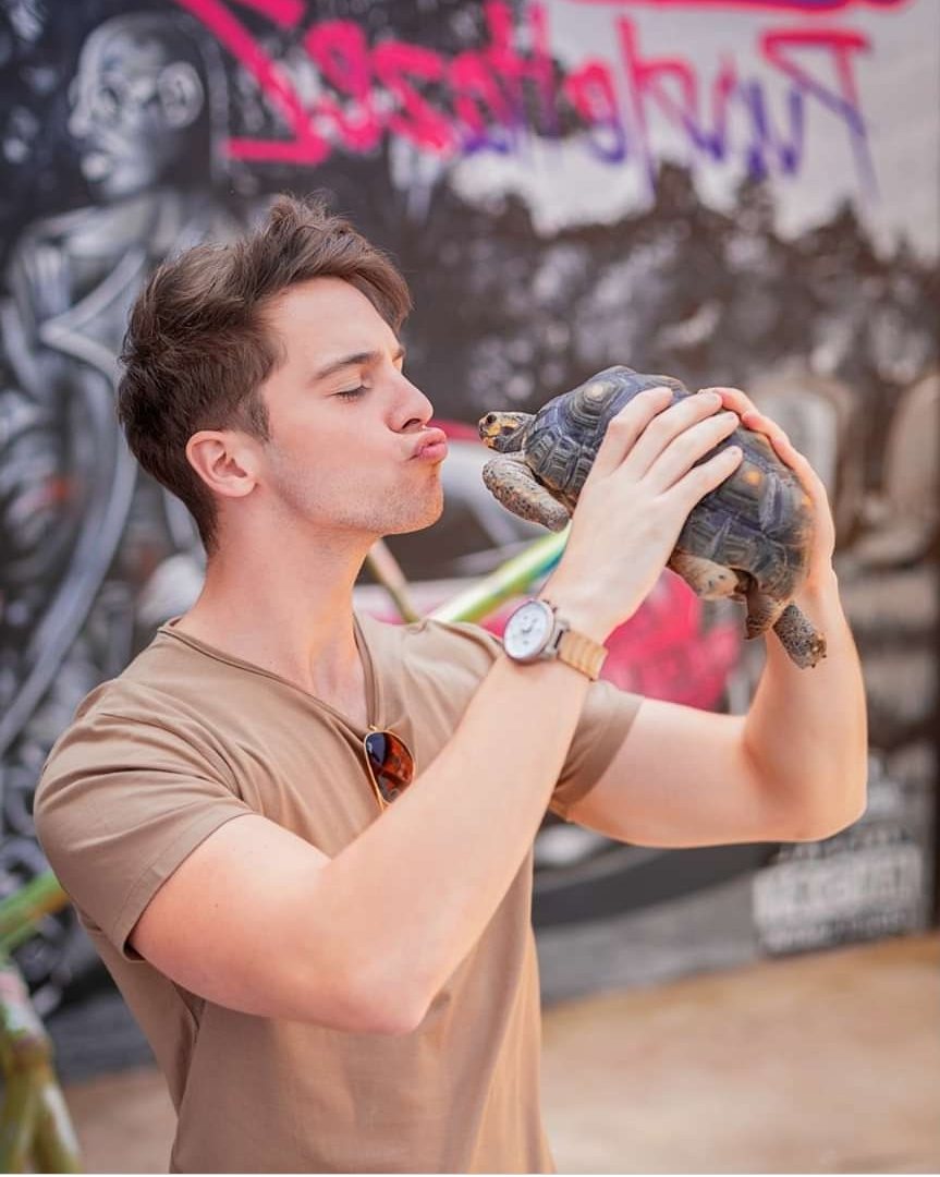 Kale Anders besando a una Tortuga Blog Express