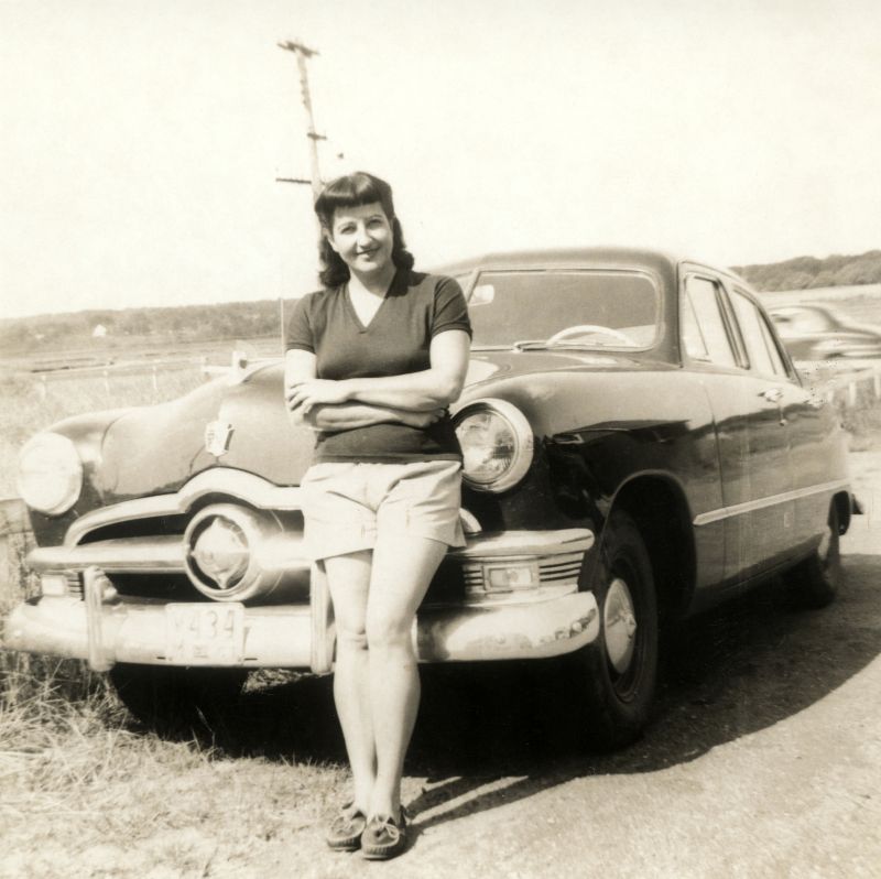 32 Cool Snaps That Capture Women Posing With Their Fords In The 1950s